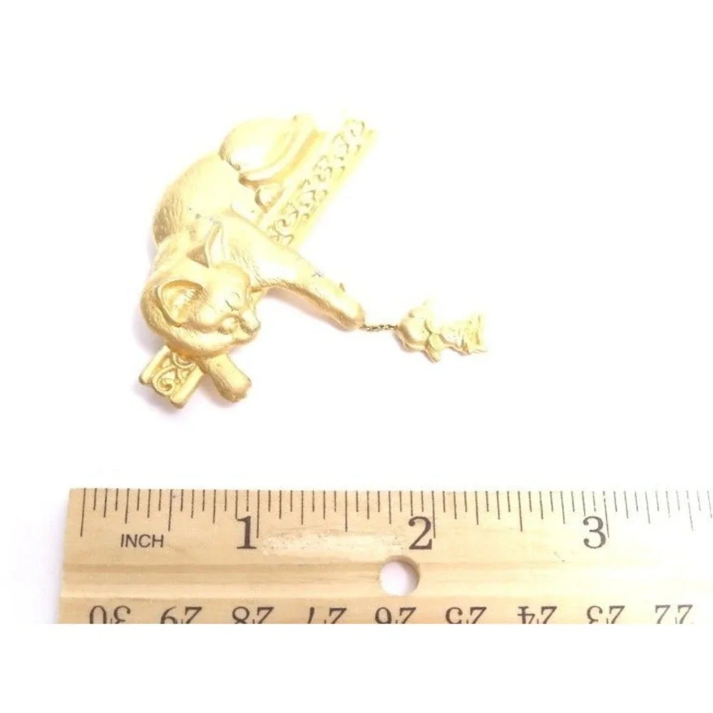 VTG Large Cat on a‎ Shelf Dangling Mouse